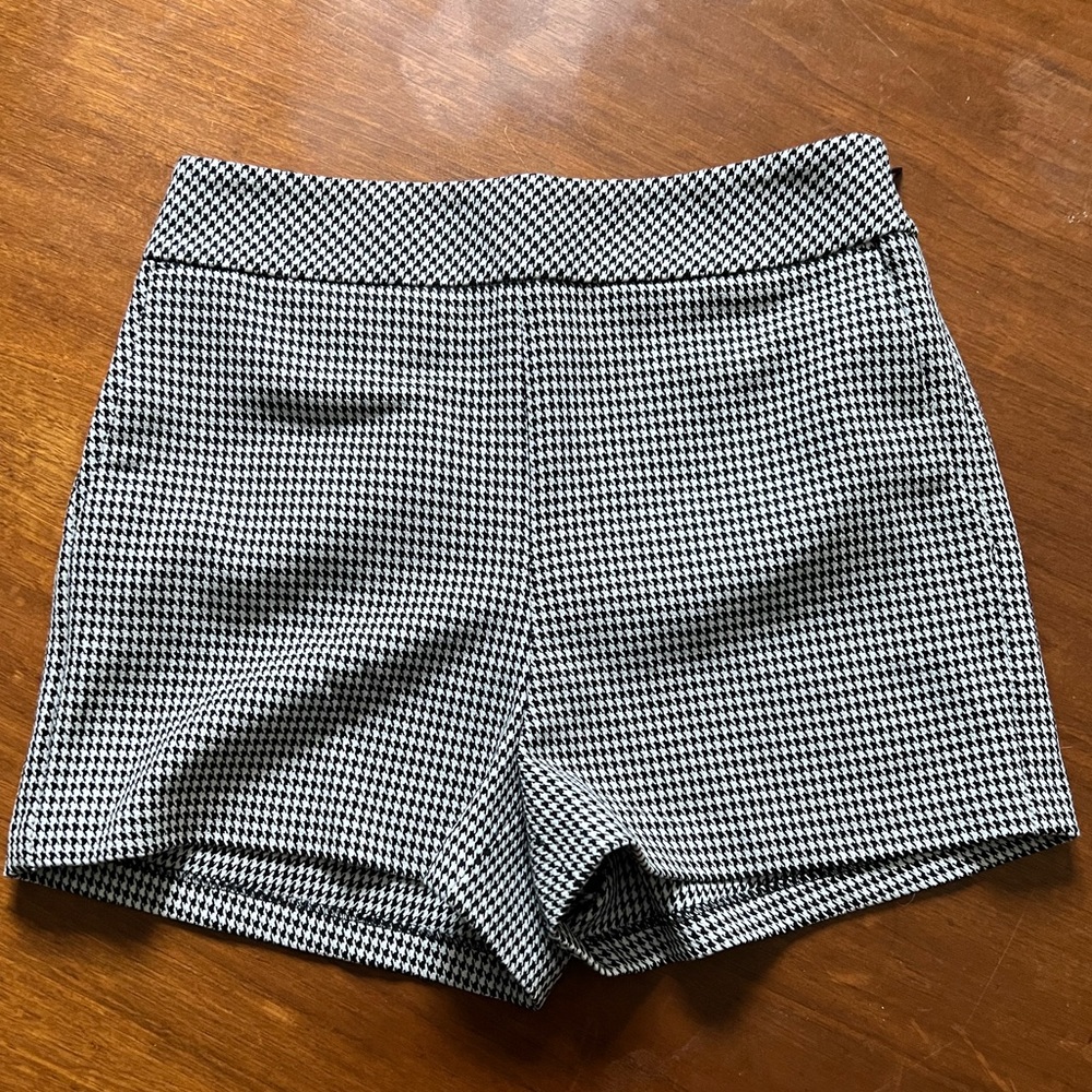 Mid rise Houndstooth Shorts